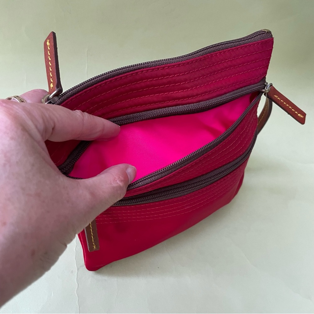 Crimson/brown Dooney & Bourke vinyl/leather crossbody bag - Picture 10 of 12